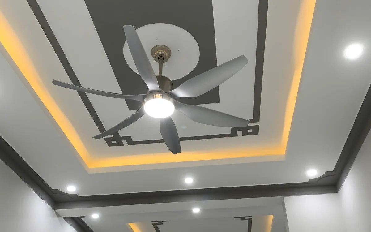 Đèn downlight âm trần trên trần thạch cao giật cấp, nhà phố Đồng Nai