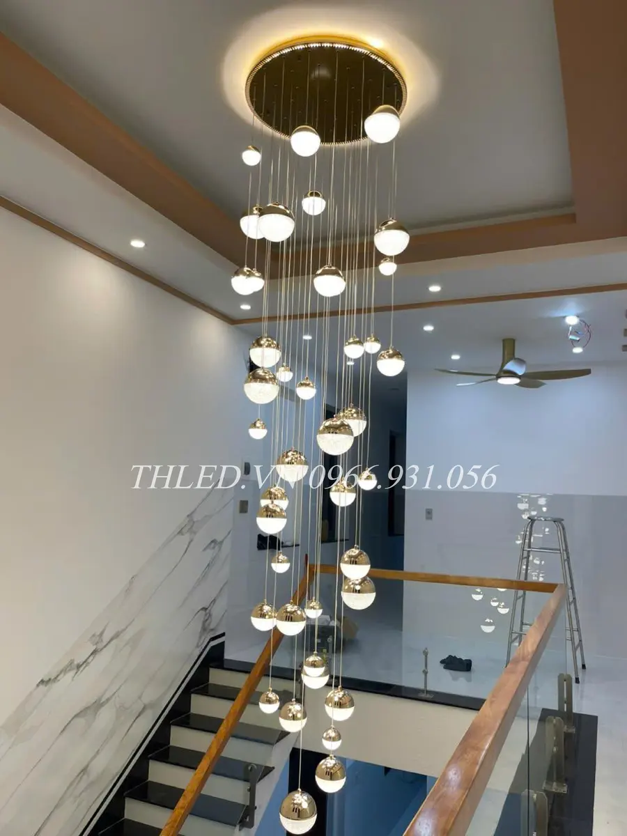 Đèn thả thông tầng giọt pha lê lắp cầu thang nhà phố Đồng Nai