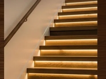 LED cầu thang cảm biến sáng từng bậc gỗ nhà phố Đồng Nai