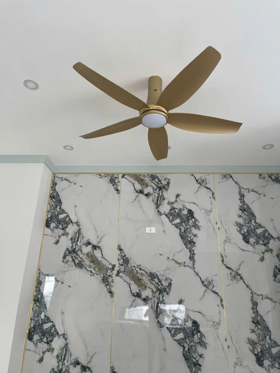 Quạt trần 5 cánh màu vàng gỗ phòng khách ốp đá
